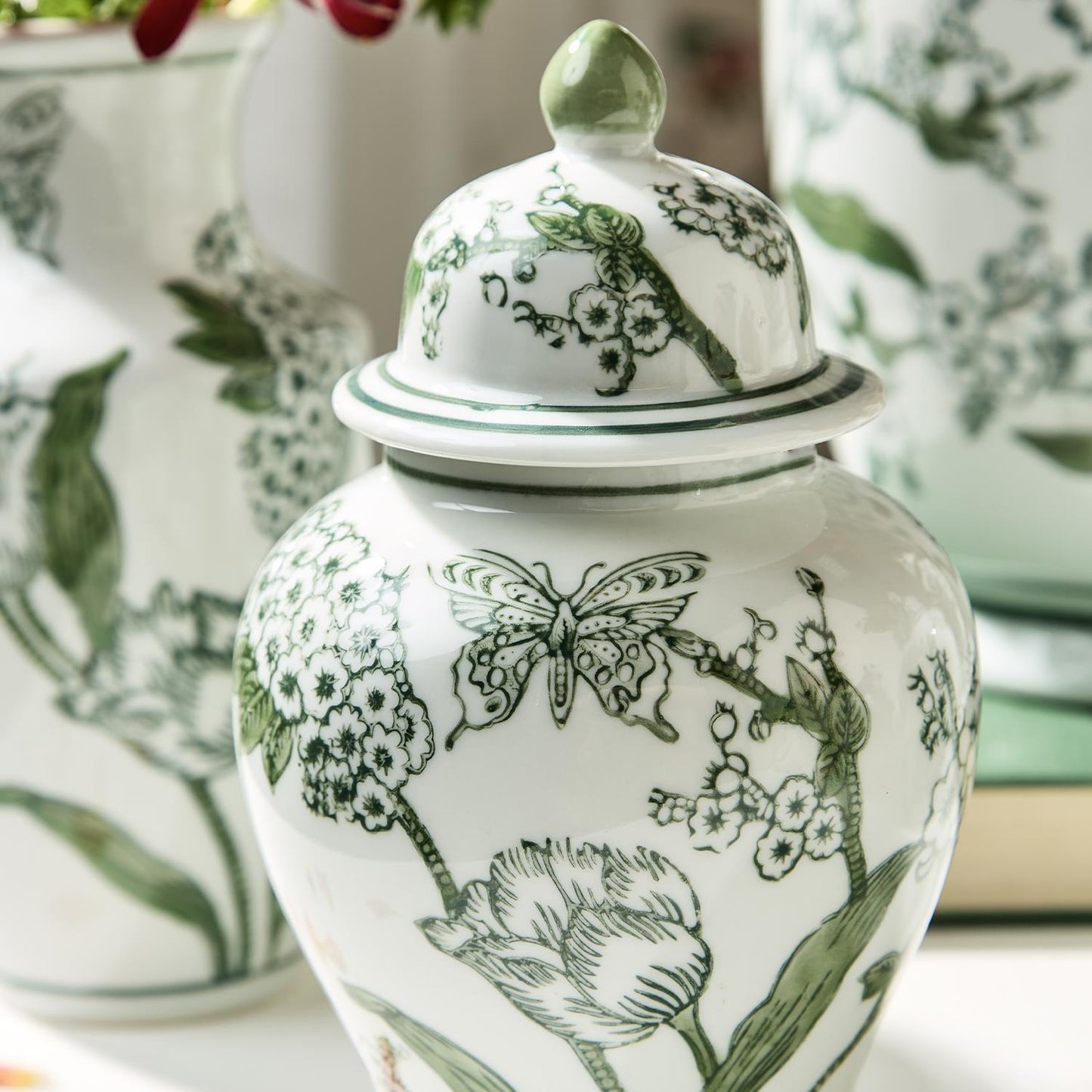 Chinoiseire Jar with Lid